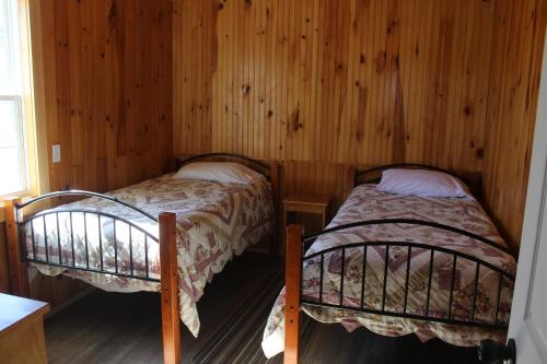 2 bedrooms, 4 beds