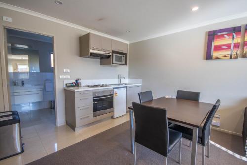 Kitchen, Amity Motel in Mount Taranaki