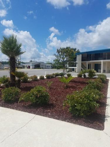 Western Inn - Pensacola - 정원