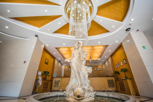 wspólne pomieszczenie/salon TV, G Empire Hotel in Nur-Sułtan