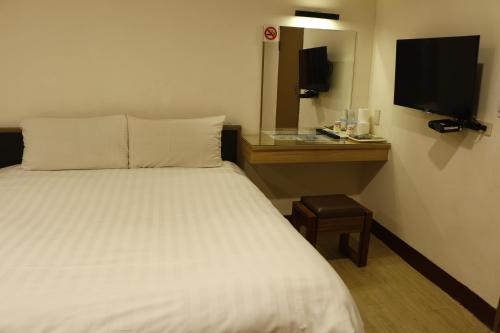 Standard Quadruple Room image 4