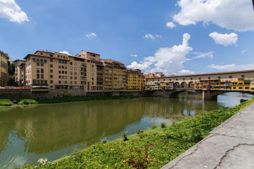 GuestHost - Ponte Vecchio Central Flats 4