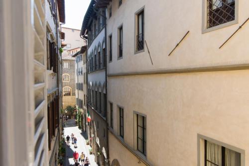 GuestHost - Ponte Vecchio Central Flats 3