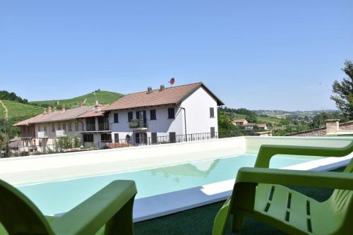 Swimming pool, B&B La Dolce Vita in Priocca