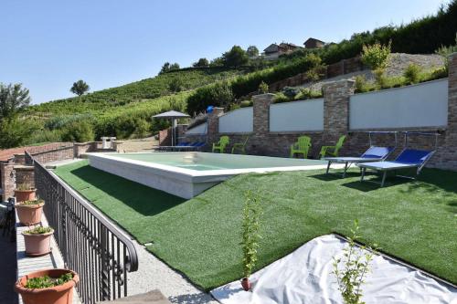 Swimming pool, B&B La Dolce Vita in Priocca