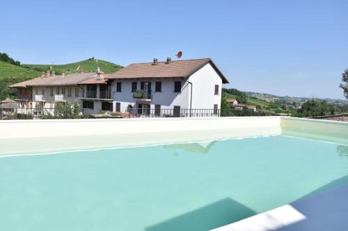 Swimming pool, B&B La Dolce Vita in Priocca