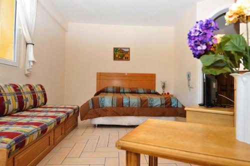 1 double bed, 2 twin beds, 2 sofa beds