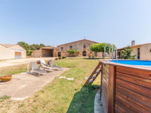 Piscina, Catalan farmhouse with round pool in the middle of forest in Cassà de la Selva
