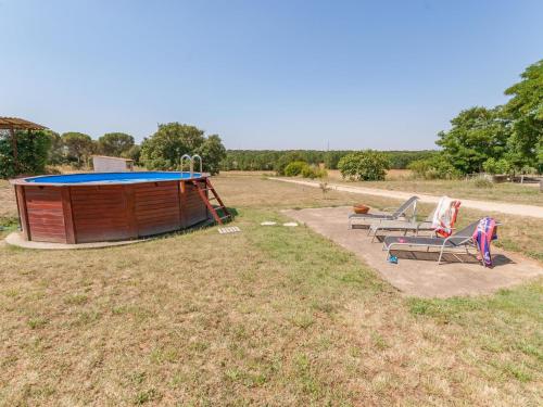 Piscina, Catalan farmhouse with round pool in the middle of forest in Cassà de la Selva