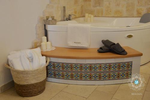 熱水浴缸, 特魯利馬迪亞豪華地點酒店 (TRULLI MADIA LUXURY LOCATION-NEW) in 阿爾貝羅貝洛市中心