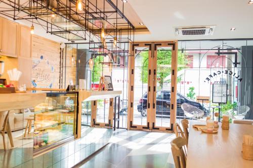 บริการและสิ่งอำนวยความสะดวก, อิสรา บาย ดี โฮสเทล (ISSARA by d HOSTEL) near วัดโพธิ์