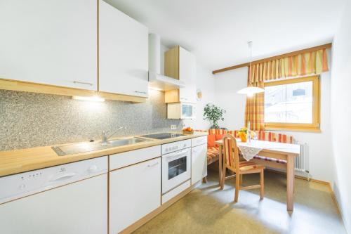 廚房, 克里斯特摩爾霍夫酒店 (Kristemoarhof) in 利恩茨拉凡特