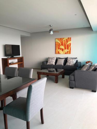 Peninsula 12 D