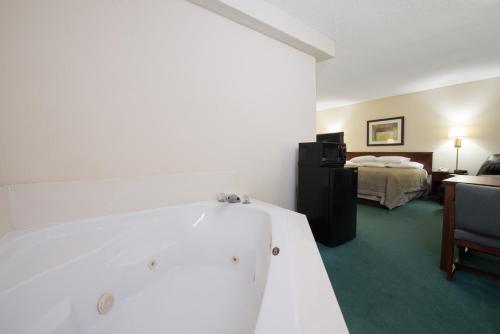 Super 8 by Wyndham Richmond - image 3