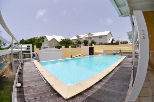 Swimming pool, Petit havre de paix - Piscine et plage a pied in Mare Gaillard