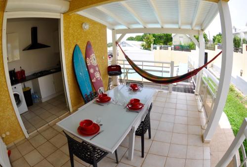 Balcony/terrace, Petit havre de paix - Piscine et plage a pied in Mare Gaillard