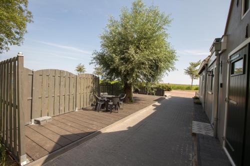 Balcony/terrace, Vakantiehuisje Smoek Holwerd, aan de Waddenzee in Holwerd