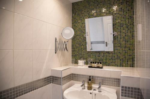 Carlton Court - image 5