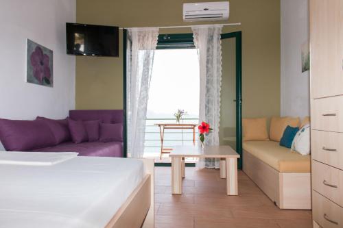Deluxe Double Room with Balcony and Sea View image 2