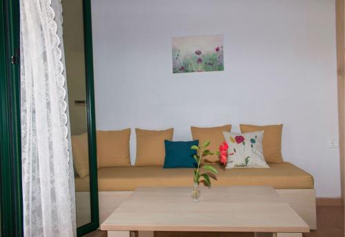 Deluxe Double Room with Balcony and Sea View image 3