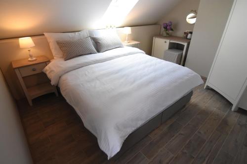 Janez Rooms - Tap to explore photos