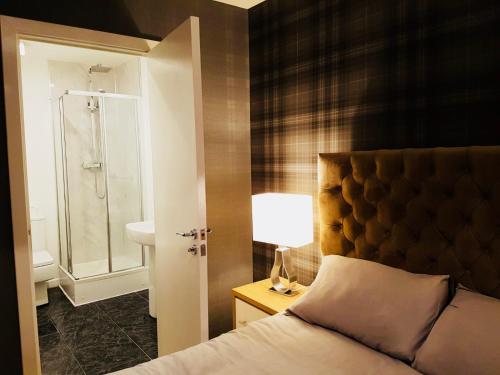 Glasgow Central Station SKYLINE Apartment with Parking (2 bedrooms, 2 bathrooms, 1 living room-Kitchen), Глазго (фото 9)