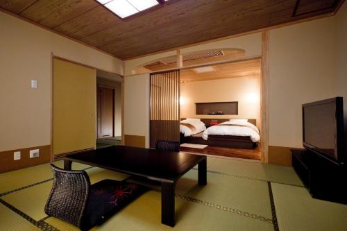 Modern Twin Room with Tatami Area - Non-Smoking