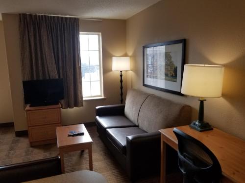 Deluxe Studio with 1 King Bed - Non-Smoking