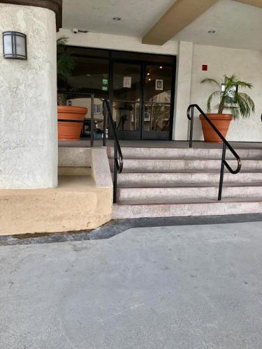 Huntington Beach Inn - image 4
