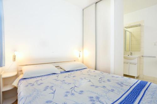 Apartments by the sea Marina, Trogir - 10327