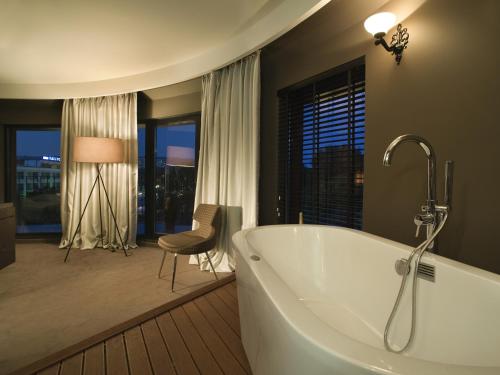 Badkamer, mOdus Hotel in Varna