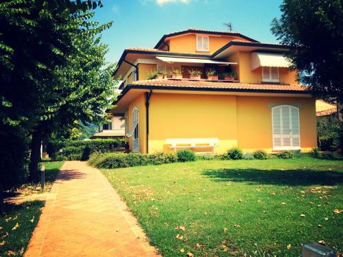 Shared Villa in Tuscany with Garden on the River