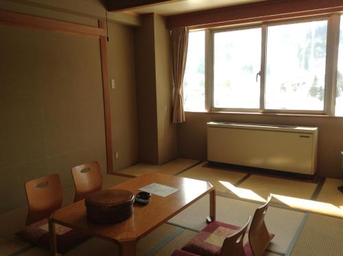 Japanese-Style Family Room with Mountain View image 9