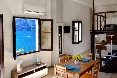  ALTIDO Beautiful Apt for 3 with Picturesque Lake View, Pension in Nesso