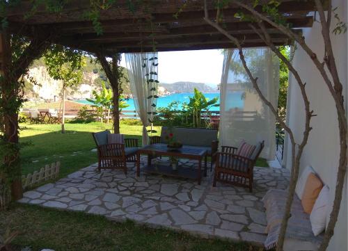 Family Room with Garden View image 10