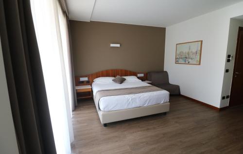 Large Double Room - Upper Floor