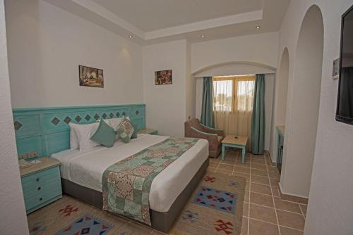 Sunrise Royal Makadi Resort The 5-star Sunrise Select Royal Makadi Resort offers comfort and convenience whether youre on business or holiday in Hurghada. The hotel offers guests a range of services and amenities designed to pr