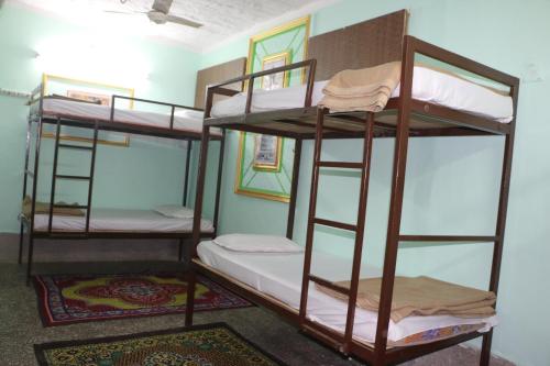 Bed in 6-Bed Dormitory Room image 1