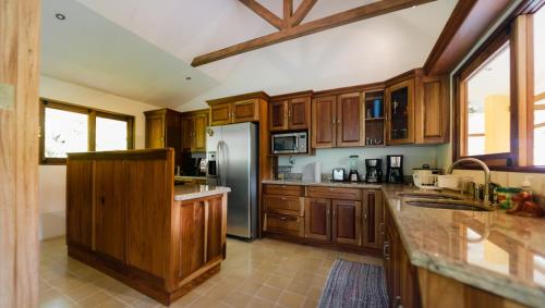 virtuve, Casa Monos Locos - Portasol Vacation Rentals in Portalona