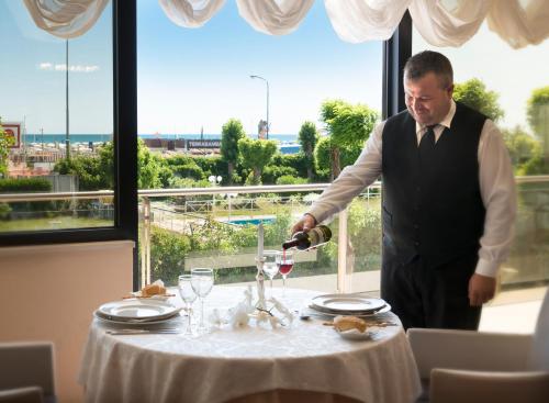 Waldorf Suite Hotel - image 9