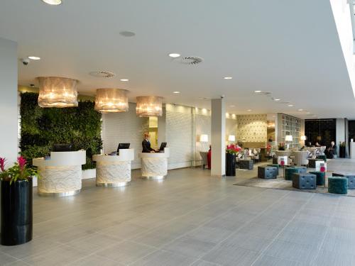 Lobby, Radisson Blu Hotel East Midlands Airport in Castle Donington