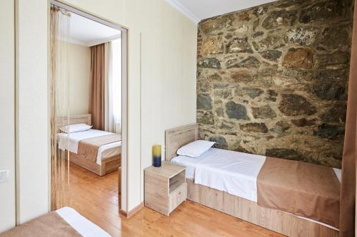5 twin beds