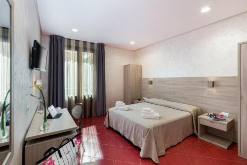 Double Room with Balcony image 4