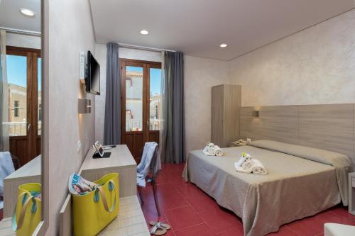 Double Room with Balcony image 8