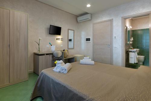 Double Room image 9
