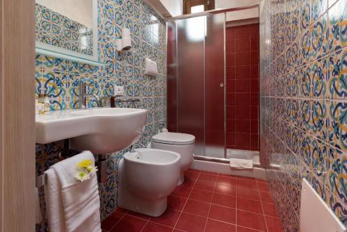 Double Room image 6
