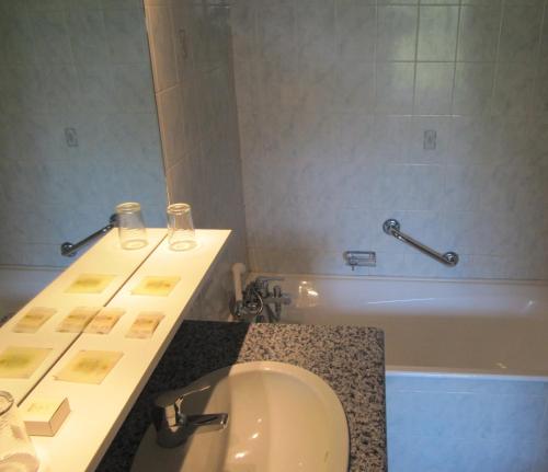 Logis Hotel Des Rochers - image 6