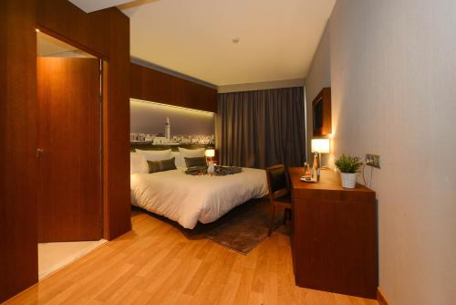 Standard Double or Twin Room image 7