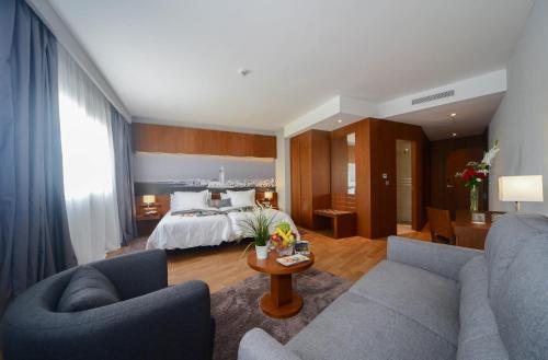 Deluxe Triple Room image 5