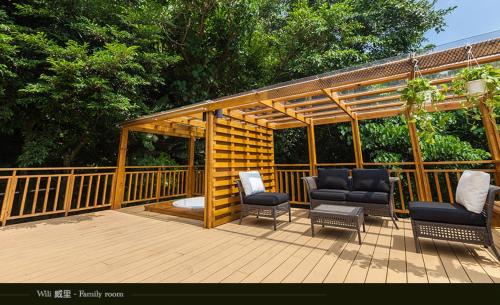 Balcony/terrace, Crossing the Rainbow Bridge Bed & Breakfast in Siuolin Township